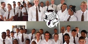 Die 2 helftes van Gansbaai Academia se nuwelinge (Gr 8’s), met die skoolhoof, mnr Tommy Wilson (±middel) tussen hulle